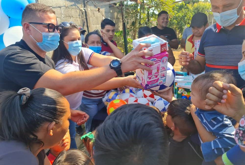 José Yustiz voluntario de la campaña por la liberación de Alex Saab, entregó juguetes en Acarigua, Venezuela