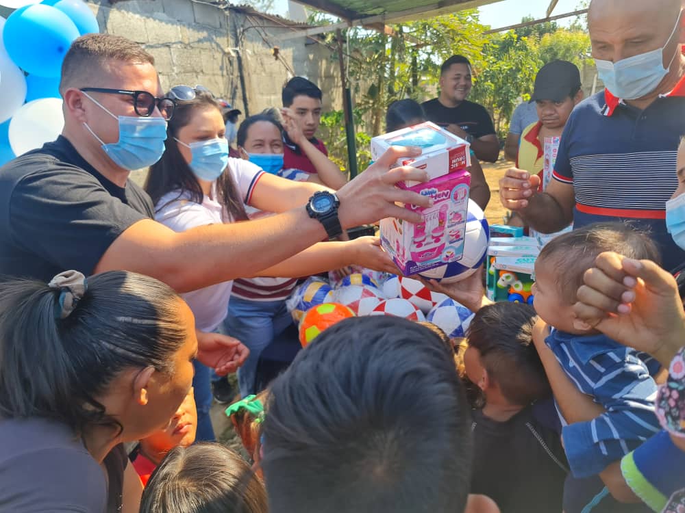 Biños reciben regalos de la Fundación Free Alex Saab