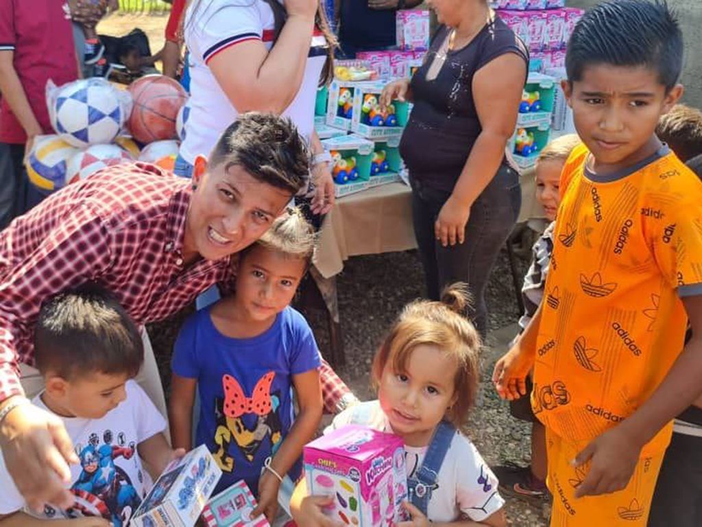 Niños felices con regalos de la Fundación Free Alex Saab