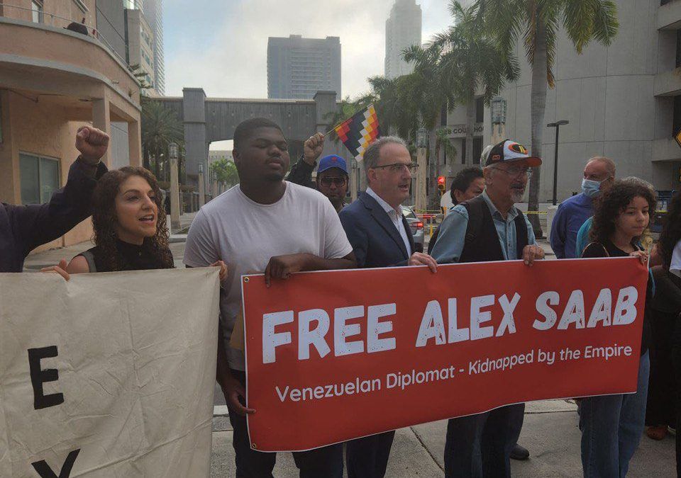 Manifestantes en apoyo acompañan comienzo de audiencia probatoria de diplomático Alex Saab
